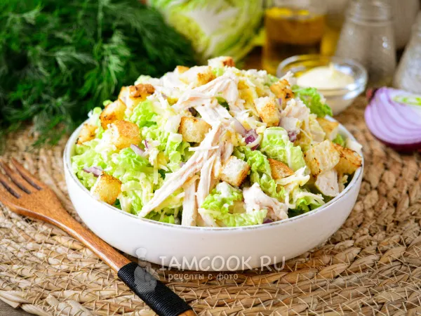 Фото блюда: Салат с пекинской капустой, курицей и сухариками
