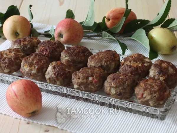 Фото блюда: Котлеты с яблоком и салом