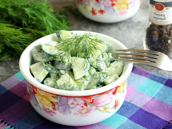 Фото блюда: Салат из огурцов и зеленого лука со сметаной