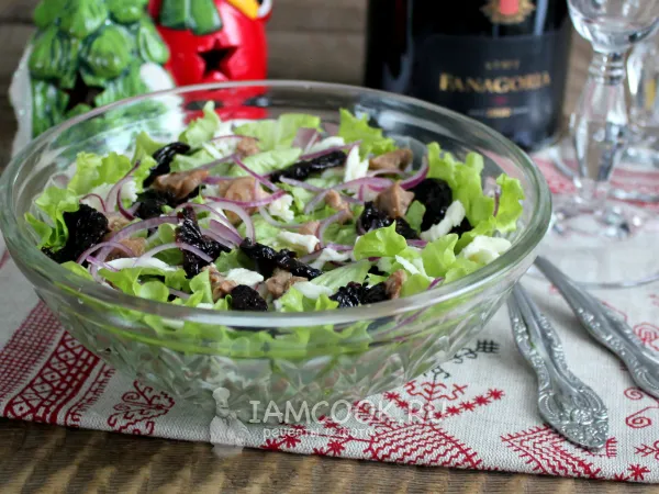 Фото блюда: Салат с печенью трески и черносливом