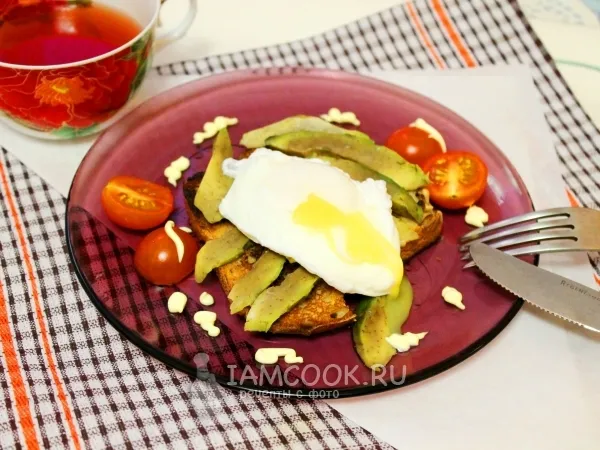 Фото блюда: Тосты с авокадо и яйцом пашот