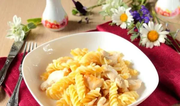 Фото блюда: Макароны с курицей в мультиварке