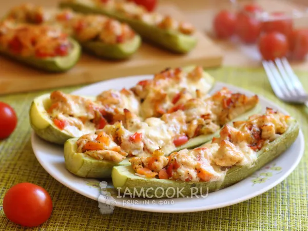 Фото блюда: Лодочки из кабачков с курицей в духовке