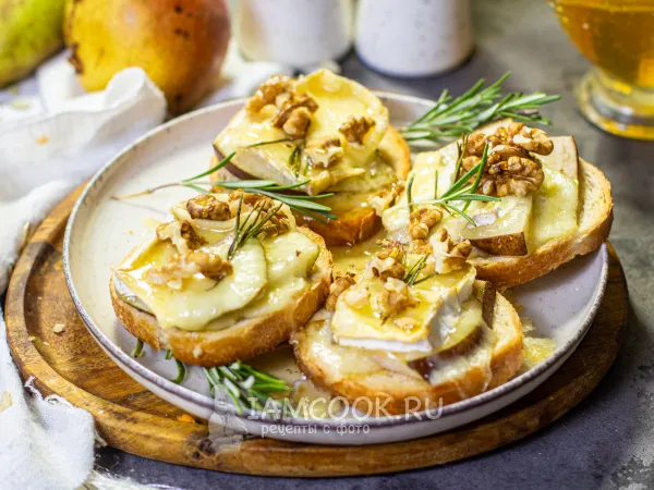 Фото блюда: Брускетта с грушей и сыром бри