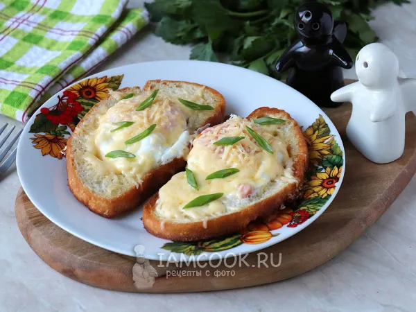 Фото блюда: Яичница в хлебе с колбасой и сыром на сковороде