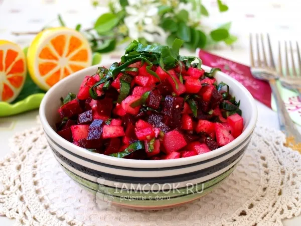 Фото блюда: Свекольный салат с черемшой и яблоком