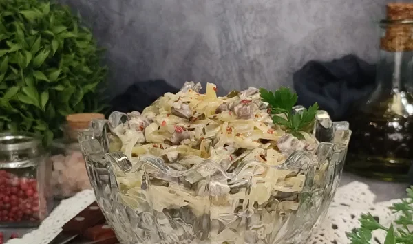 Фото блюда: Салат с куриными сердечками и маринованными огурцами