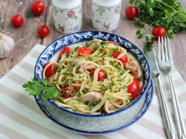 Фото блюда: Спагетти с курицей и помидорами черри