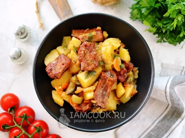 Фото блюда: Тушеные копченые ребра с картошкой в сковороде