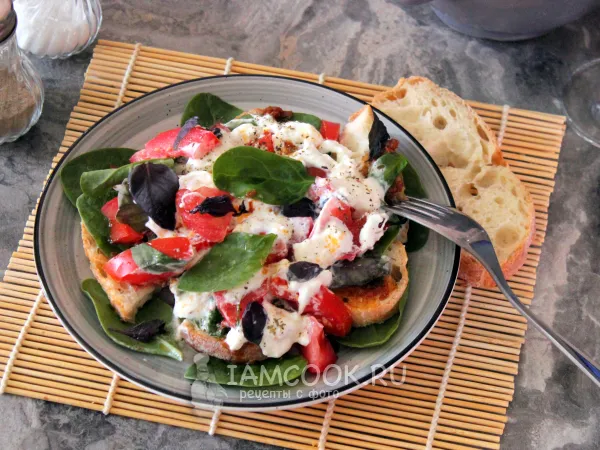 Фото блюда: Салат со страчателлой и шпинатом