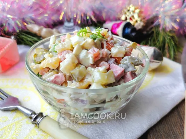 Фото блюда: Салат Оливье с сосисками и маринованным луком