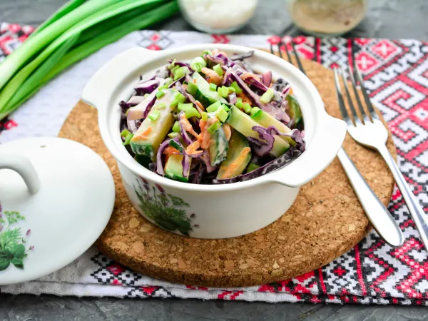 Фото блюда: Салат с краснокочанной капустой и свежими огурцами