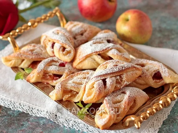 Фото блюда: Творожные плетенки с яблоками и ягодами