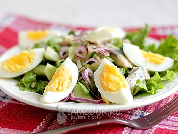 Фото блюда: Селедочный салат с яйцом и огурцом