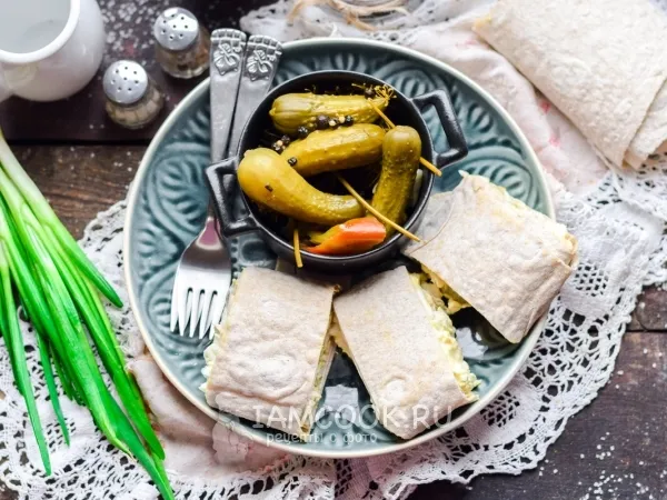 Фото блюда: Рулет из лаваша с курицей, яйцами и соленым огурцом