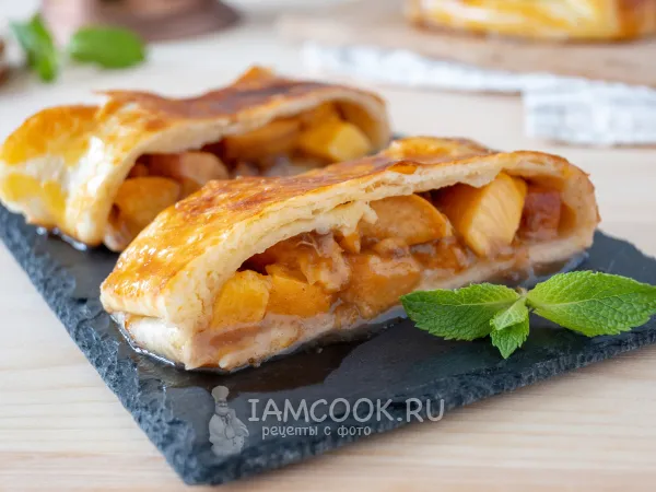 Фото блюда: Штрудель с персиками из слоеного теста