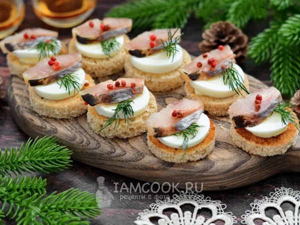 Фото блюда: Бутерброды с селедкой и яйцом