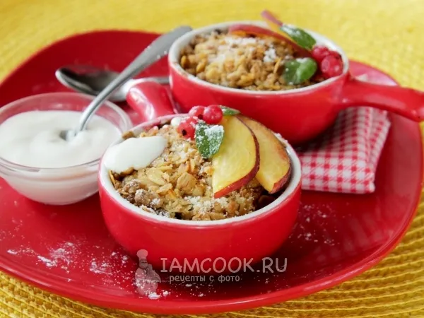 Фото блюда: Крамбл с персиками и красной смородиной