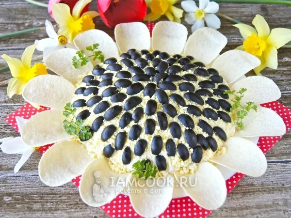 Фото блюда: Классический салат Подсолнух с чипсами