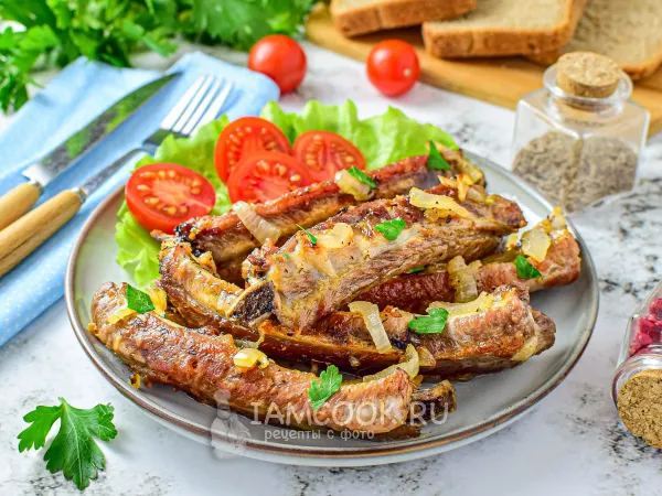 Фото блюда: Свиные ребрышки на сковороде с чесноком и луком