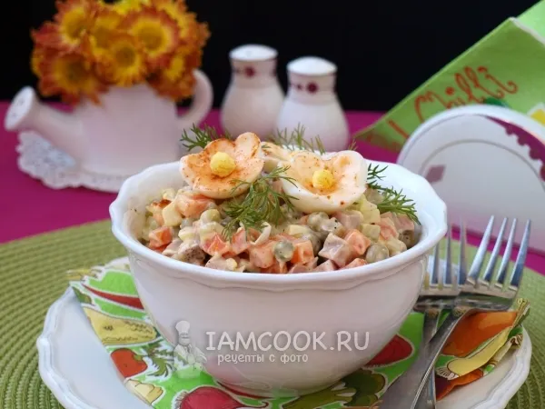 Фото блюда: Салат «Оливье» с колбасой и горошком (классический рецепт)