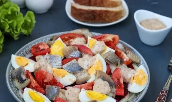 Фото блюда: Салат с сельдью, свеклой и помидорами