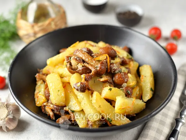Фото блюда: Жареные опята с картошкой в сметане