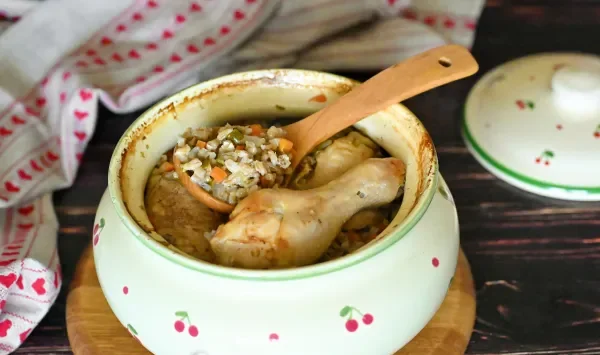 Фото блюда: Перловка с курицей в горшочке в духовке