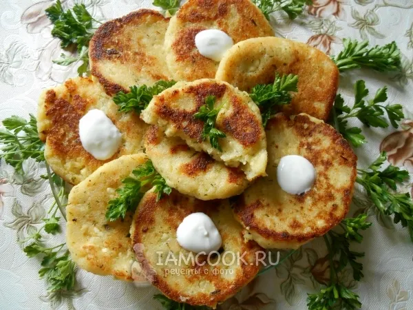 Фото блюда: Оладьи из картофельного пюре с творогом, зеленью и чесноком