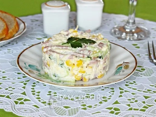 Фото блюда: Салат с ветчиной, кукурузой, сыром и свежим огурцом