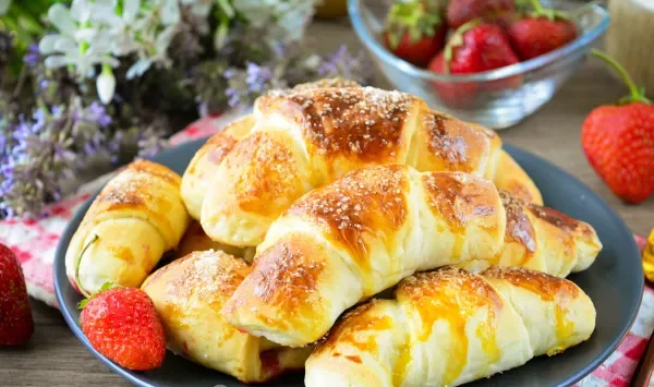 Фото блюда: Рогалики с клубникой
