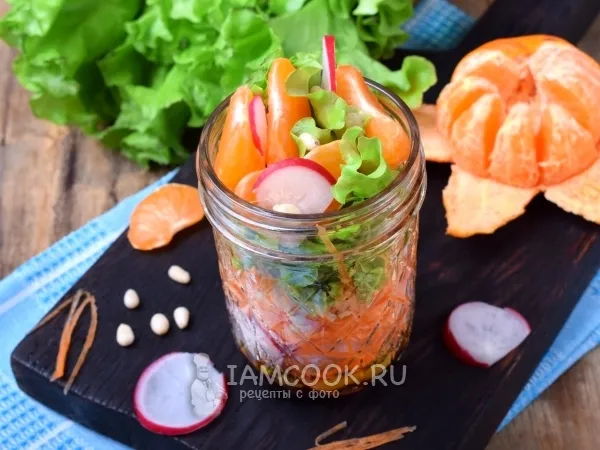 Фото блюда: Слоеный салат с редисом и мандаринами в банке