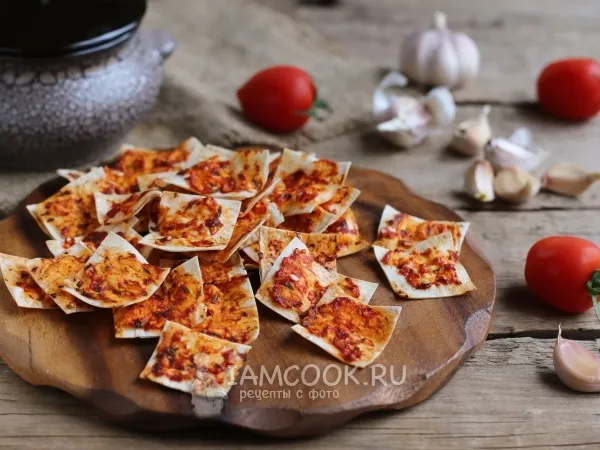 Фото блюда: Чипсы из лаваша с чесноком и томатом