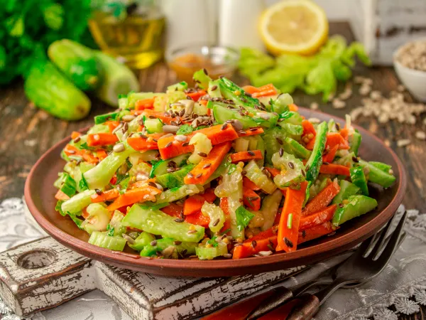 Фото блюда: Салат с огурцом, морковью и сельдереем