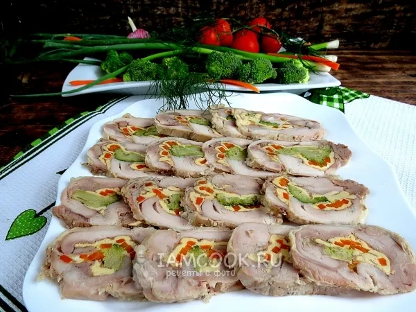 Фото блюда: Рулет из куриных окорочков, брокколи и моркови