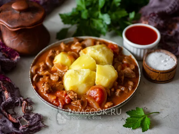 Фото блюда: Гуляш из свинины и говядины (вместе) с подливкой