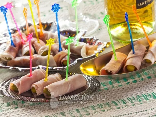 Фото блюда: Рулетики из ветчины с маринованным огурцом