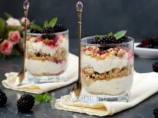 Фото блюда: Творожный десерт с ежевикой и печеньем