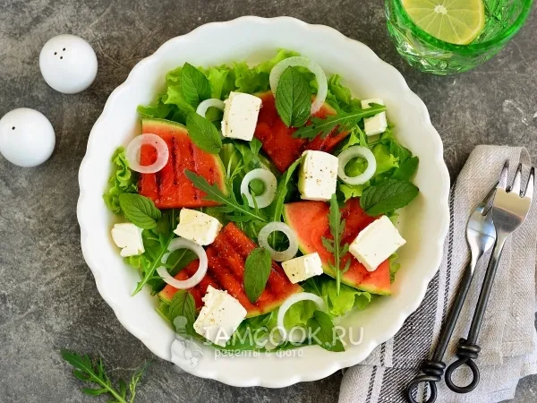Фото блюда: Салат с арбузом, мягким сыром и рукколой