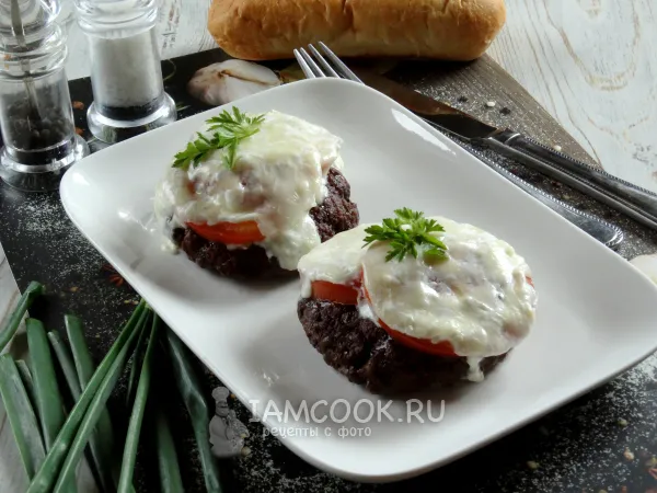 Фото блюда: Бифштекс в духовке с помидорами и сыром