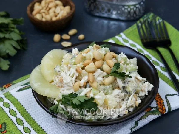 Фото блюда: Салат с курицей, киви, ананасами и арахисом