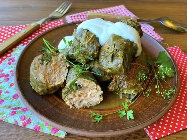 Фото блюда: Голубцы из листьев ревеня