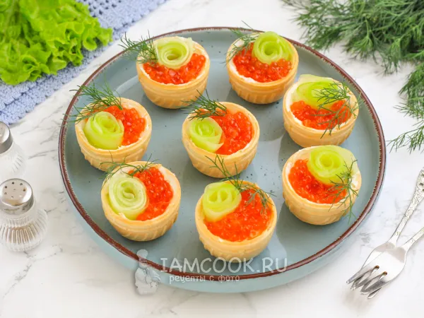 Фото блюда: Тарталетки с творожным сыром, красной икрой и огурцом