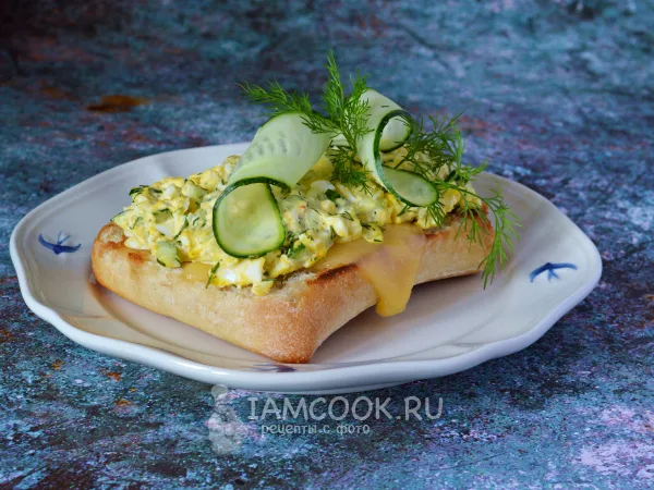 Фото блюда: Тост с яйцом и сыром на завтрак