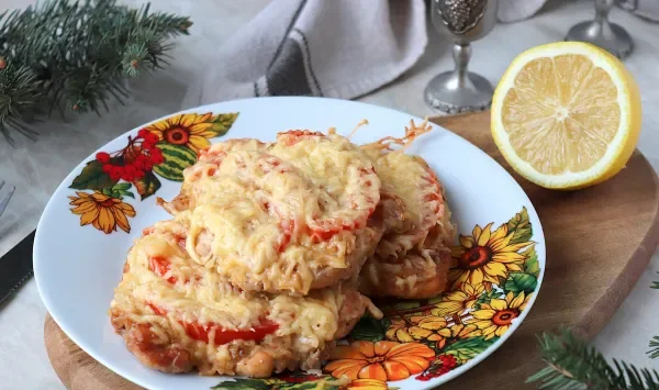 Фото блюда: Отбивная из куриной грудки с помидорами и сыром