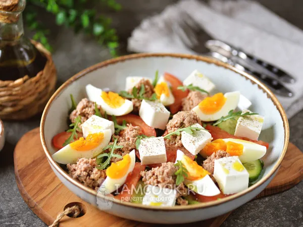Фото блюда: Салат с тунцом и брынзой