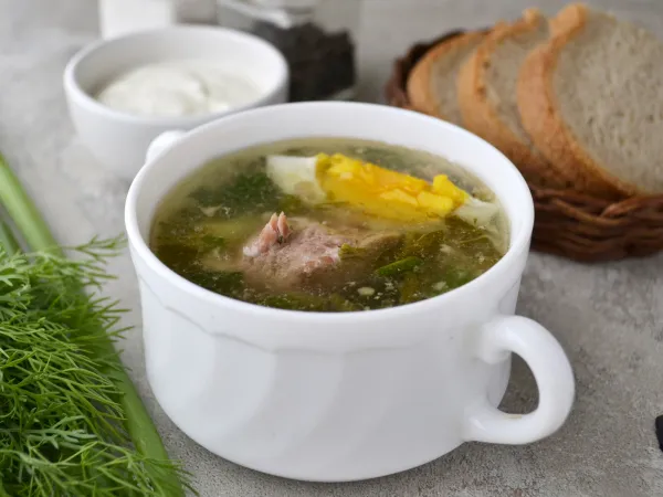 Фото блюда: Суп с крапивой и щавелем с тушенкой