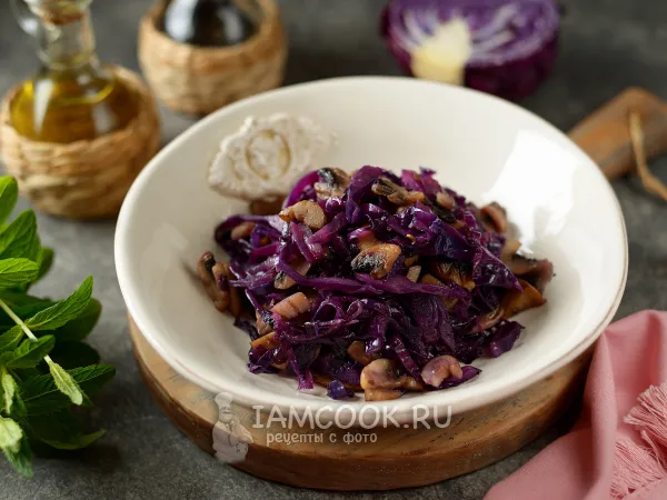 Фото блюда: Тушеная красная капуста с грибами и фенхелем