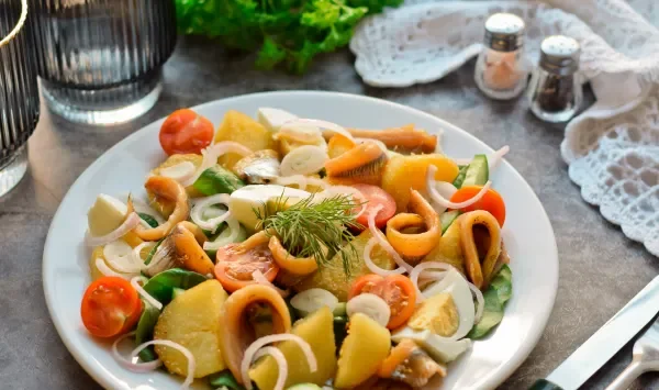 Фото блюда: Салат с картошкой и копченой рыбой
