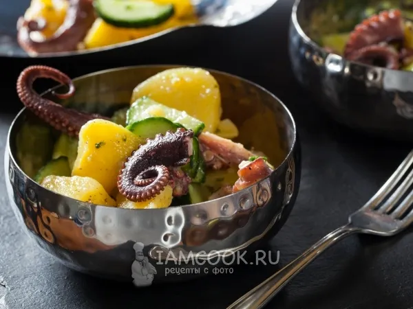 Фото блюда: Салат с осьминогом, картошкой и огурцом